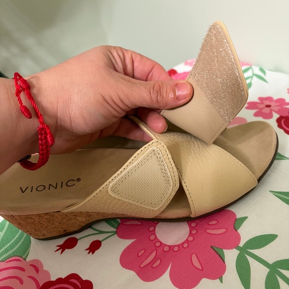 Vionic cream Leticia wedge sandals 8 - Picture 6 of 6